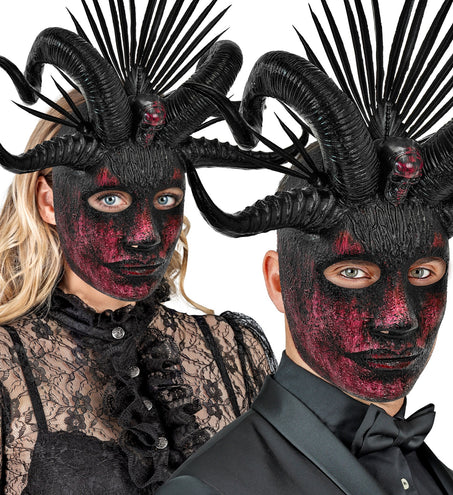 Voodoo masker priester close-up met ovale oogopeningen en rode gezichtsvegen