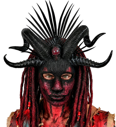Voodoo masker priester met hoge punten en gebogen hoorns, gedragen met dreadlocks