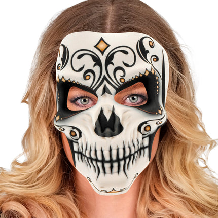 Vrouw met dag van de doden masker dat gezicht tot de kin bedekt