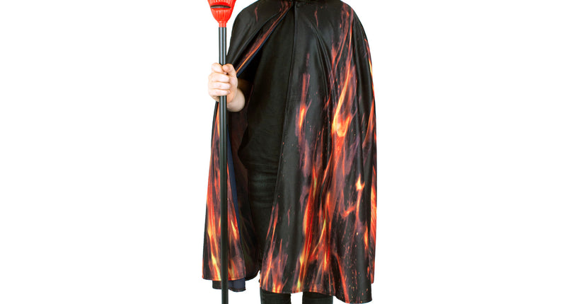 Vurige demonen cape kind in zwart met vlammenprint, met kap op, gedragen voor Halloween