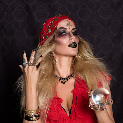 Waarzegsterlook met zwarte lippen en donkere ooghoeken uit het schminkpalet Halloween