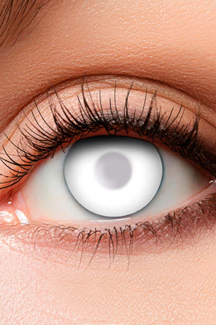 Weeklenzen geest close-up: melkwitte lens met lichtgrijze pupil op het oog