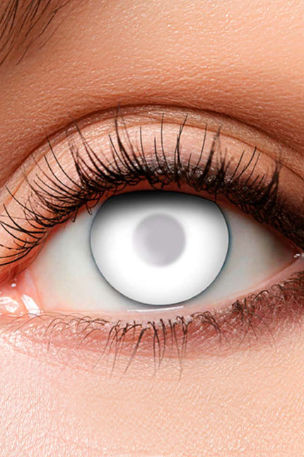 Weeklenzen geest close-up: melkwitte lens met lichtgrijze pupil op het oog