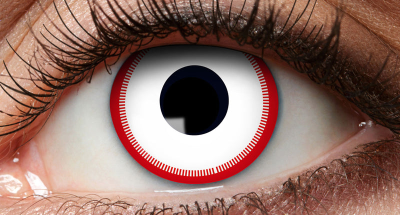 Weeklenzen Psycho close-up: wit oog met felrode rand van fijne streepjes rond de iris