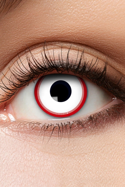 Weeklenzen Psycho close-up: wit oog met felrode rand van fijne streepjes rond de iris