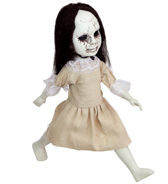 Enge pop Halloween van 30 cm met gebarsten wit gezicht, donker haar en beige jurkje met kanten kraag