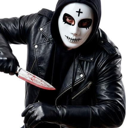 Wit satanisch masker gecombineerd met zwarte hoodie en leren jas op Halloween