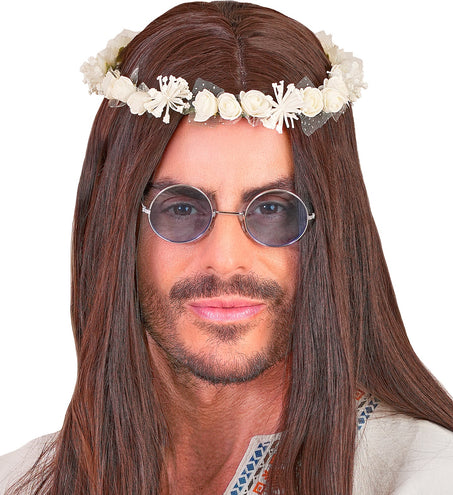Witte bloemenkrans over lang bruin haar bij een hippieoutfit voor heren