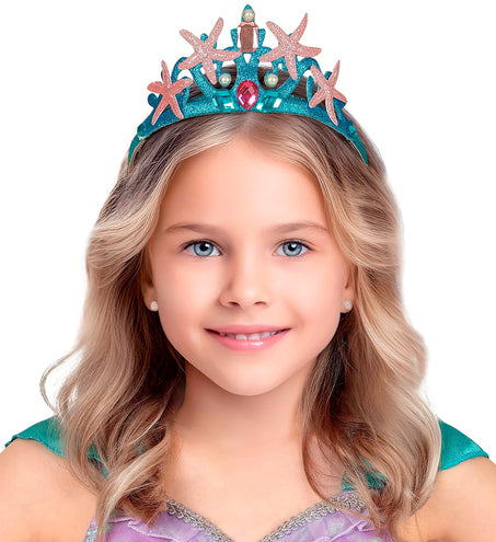 Zeemeermin tiara op het hoofd van een meisje, kroon met roze zeesterren en roze steen
