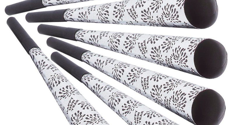 Zes happy new year toeters met zwart mondstuk en zwarte vuurwerkprint op een zilverkleurige koker voor oud en nieuw