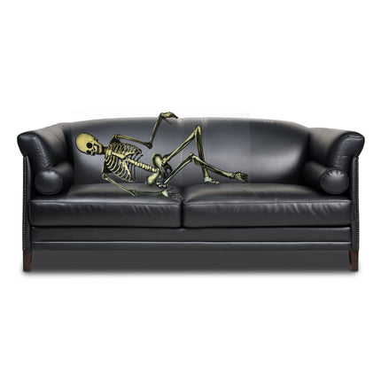 Zetelhoes skelet over een zwarte leren bank, transparante pvc-folie met botgele skeletprint voor Halloween
