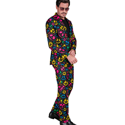 Zijaanzicht van het neon geesten kostuum met doorlopende spookprint op colbert en broek