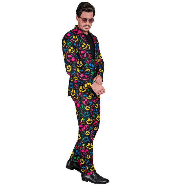 Zijaanzicht van het neon geesten kostuum met doorlopende spookprint op colbert en broek