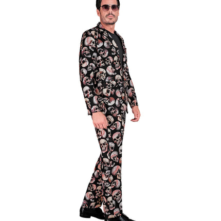 Zijaanzicht van het schedelkostuum met revers, heupzak en doorlopende schedelprint op de broekspijp
