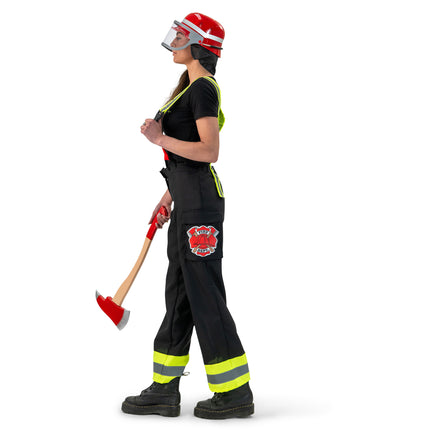 Zijaanzicht van de zwarte brandweerbroek met rood brandweerembleem op de zijzak