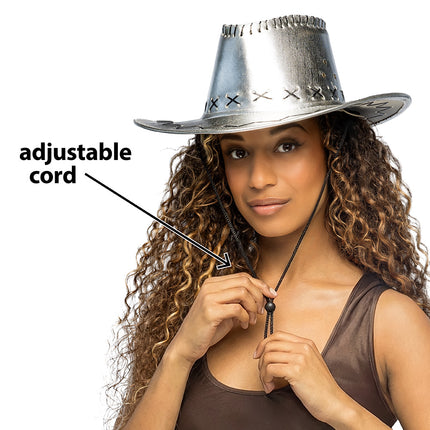 Zilveren cowboyhoed Savanne op een model, met zwart kinkoord en schuifkraal onder de kin