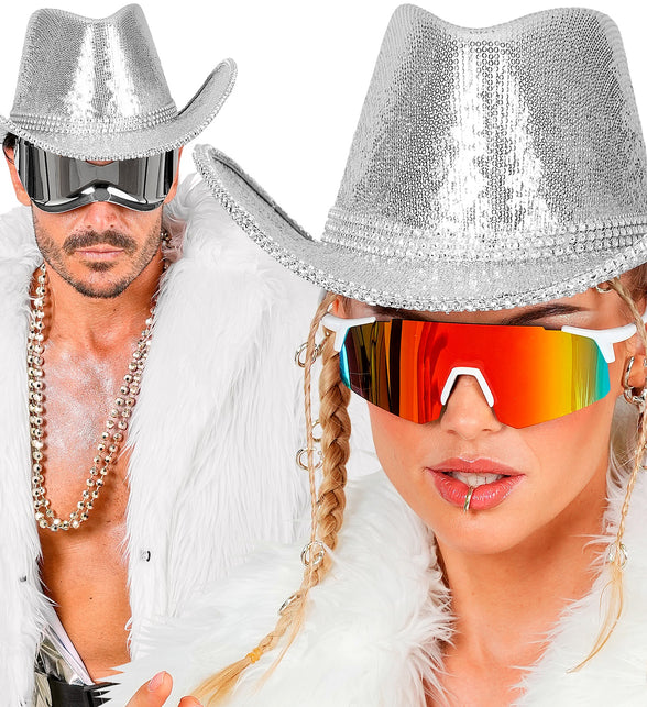Zilveren cowboyhoed met strass gedragen door man en vrouw op een discofeest