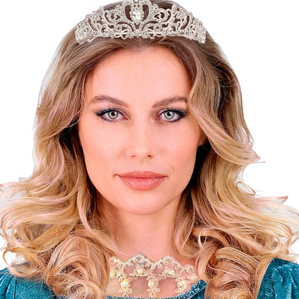 Zilveren tiara met strassteentjes en puntje in het midden, gedragen bij een prinsessenjurk