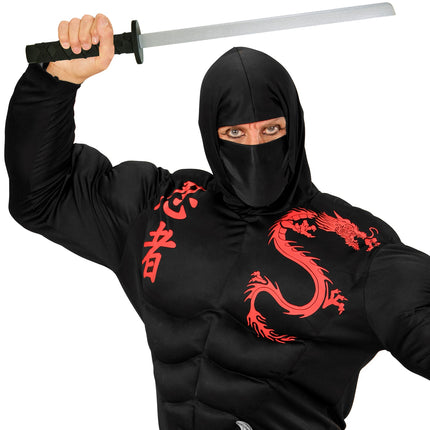 Zilvergrijze katana met zwarte greep in de hand bij een zwarte ninjalook