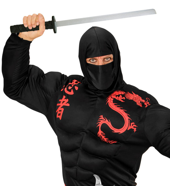 Zilvergrijze katana met zwarte greep in de hand bij een zwarte ninjalook