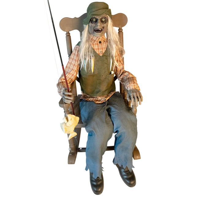 Zingende visser animatronic in vol beeld met groene vissershoed en blauwe broek