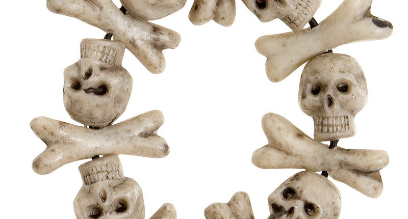 Zombie armband schedels en botten in botkleur, kunststof schedeltjes en gekruiste botjes op elastisch koord