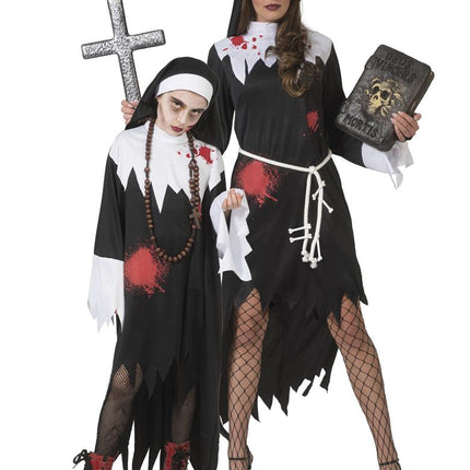 Zombie duivelse non Andrea gedragen door dame naast een kinderkostuum op een griezelfeest