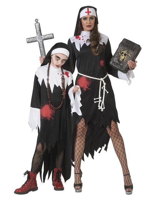 Zombie duivelse non Andrea gedragen door dame naast een kinderkostuum op een griezelfeest
