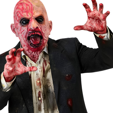 Zombie hoofdmasker gedragen door heer, bloederige muil boven donker colbert voor Halloween