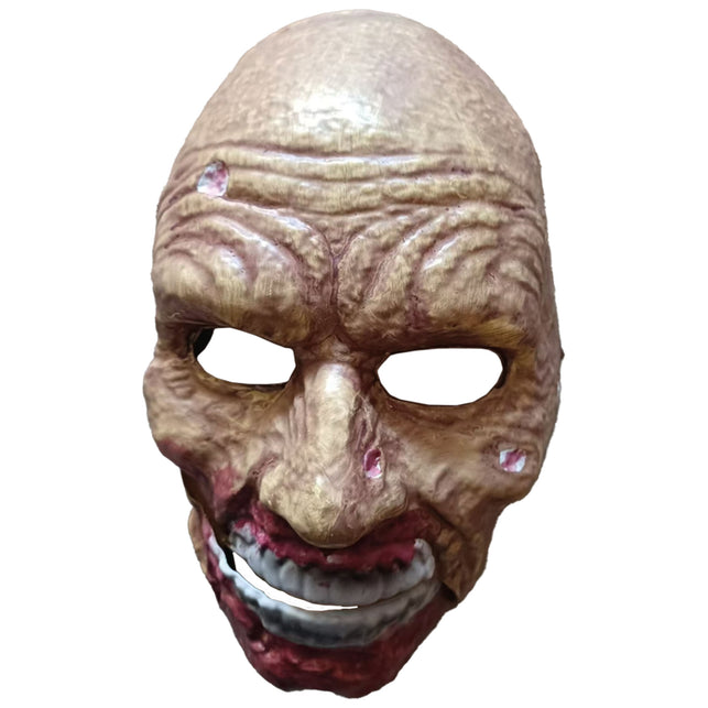 Zombiemasker close-up met gerimpeld voorhoofd, wondjes en grijnzende tandenrij