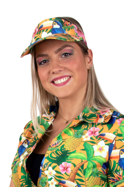 Zonneklep hawaii print oranje met toekans en hibiscusbloemen, gedragen op een tropisch themafeest