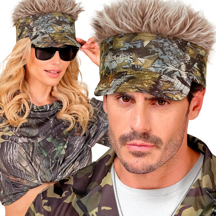 Zonneklep met pluche haar camouflage gedragen door dame en heer op legerthemafeest