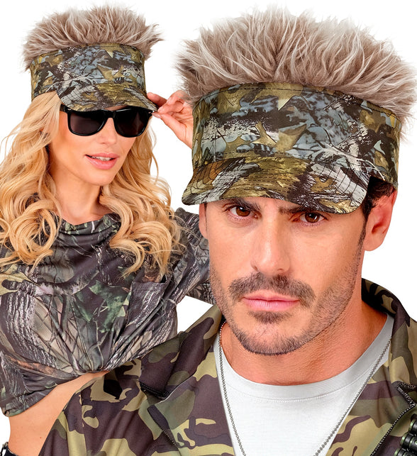 Zonneklep met pluche haar camouflage gedragen door dame en heer op legerthemafeest