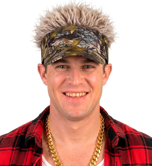 Zonneklep met pluche haar camouflage gedragen bij een foute party-outfit