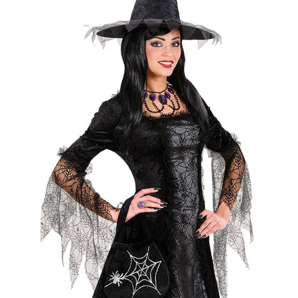 Zwart handtasje spinnenweb aan de arm gedragen bij een heksenkostuum voor Halloween