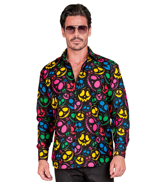 Zwart herenshirt met grijnzende neongeesten, vooraanzicht met open kraag en knoopsluiting