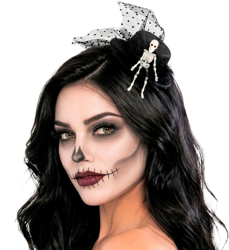 Zwart mini hoedje met skelet bij donker haar en skeletschmink voor een halloweenlook