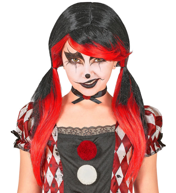 Zwart-rode clownpruik gedragen door meisje, steile staarten en rode pony met middenscheiding