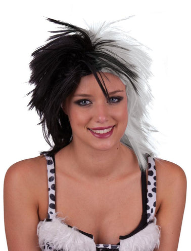 Zwart witte pruik Cruella op model, kort plukkerig haar met brede witte baan, voor Halloween