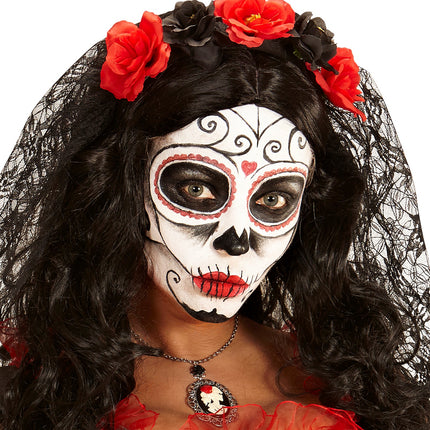 Zwarte aqua schmink voor lijnen en oogkassen in een halloweenlook