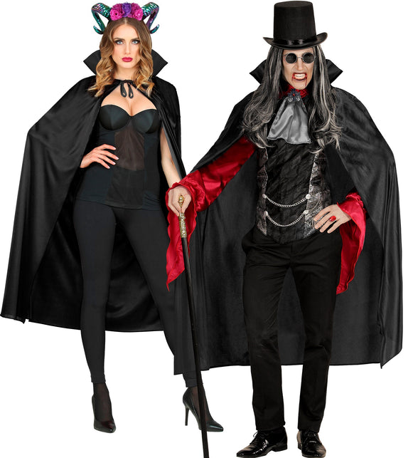 Zwarte cape 130cm gedragen bij een vampierlook met hoge kraag en striksluiting
