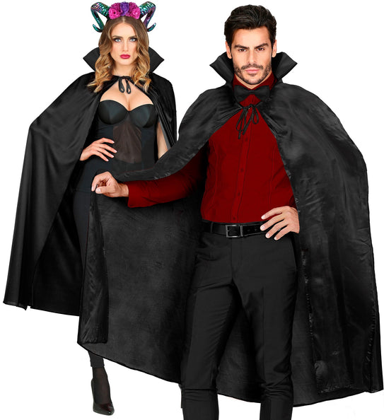 Zwarte cape 130cm met hoge opstaande kraag, gedragen door dame en heer voor Halloween