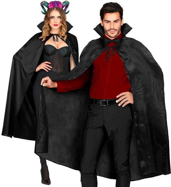 Zwarte cape 130cm met hoge opstaande kraag, gedragen door dame en heer voor Halloween