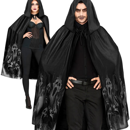 Zwarte cape met capuchon en schedelprint langs de zoom, vooraanzicht op twee modellen
