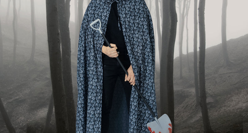 Zwarte cape met kap schedel print, lang model met opgezette kap, gedragen op Halloween