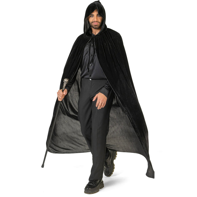Zwarte cape velours met kap, lang model gedragen over zwart overhemd, voor Halloween