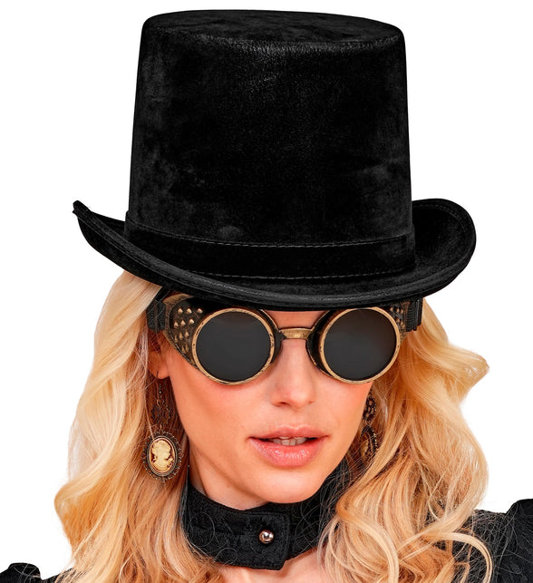 Zwarte cilinderhoed met matte suedelook gedragen door dame bij een steampunklook