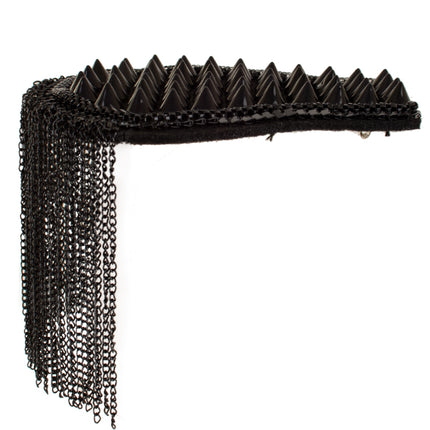 Zwarte epaulet met rij kegelvormige spikes en lange kettingfranje, zijaanzicht