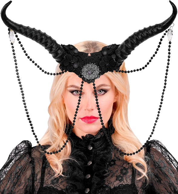 Zwarte gehoornde hoofdtooi Sara gedragen door dame, kralenkettingen langs het gezicht, voor Halloween