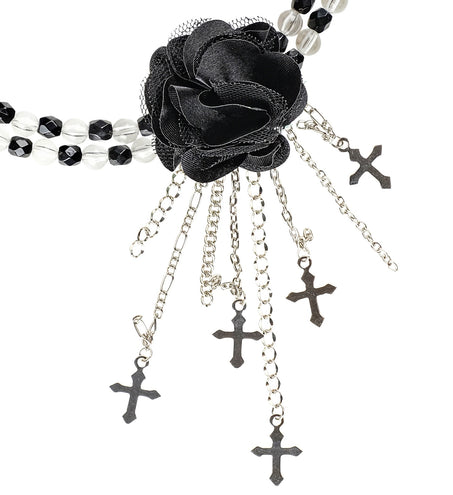 Zwarte gothic ketting met roos, detail van de satijnen roos met zilverkleurige kruisjes